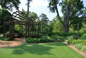 Barnsley-pergola.jpg Barnsley-pergola.jpg